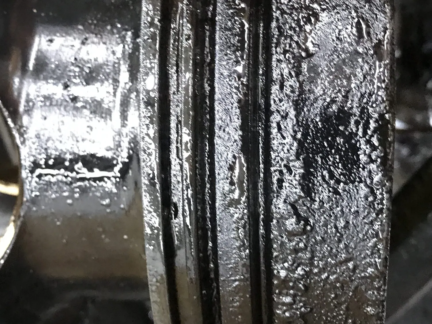 Piston ring belt packed hard with carbon