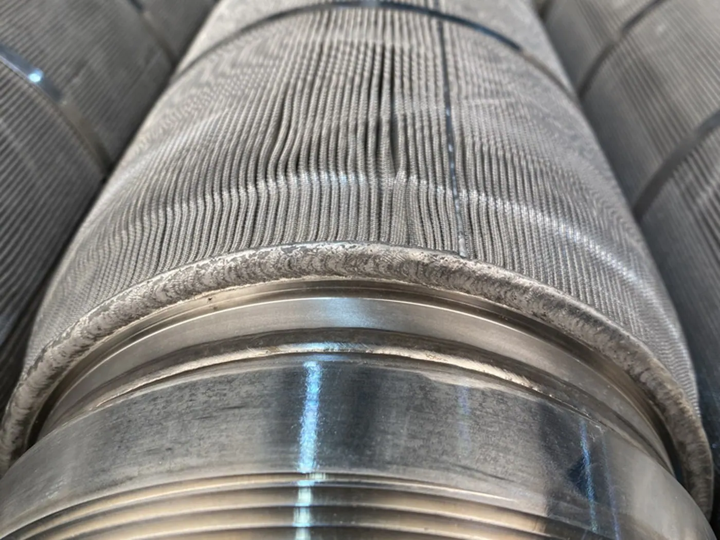 The cleaned machined collar and coarse male thread at the element end