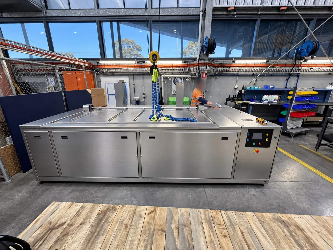 Misonics EVS 1500-PL on the floor, lid closed, hoist over the tank