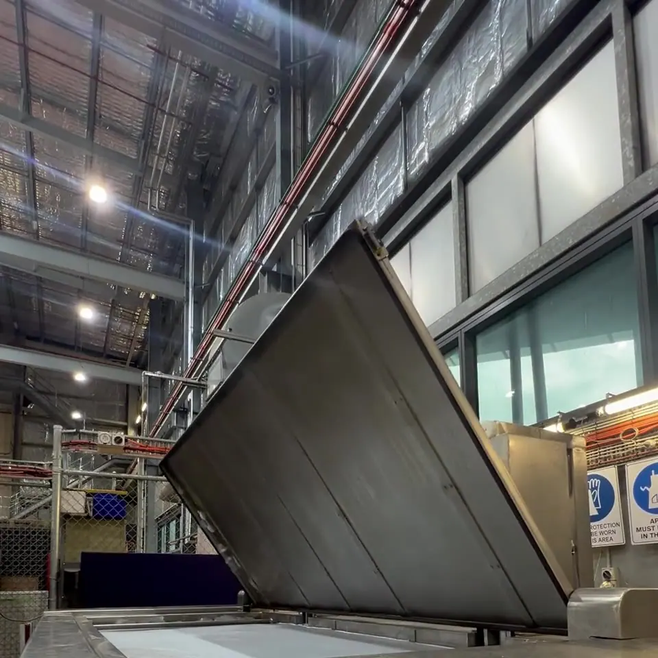 Clip: the motorised lid closes