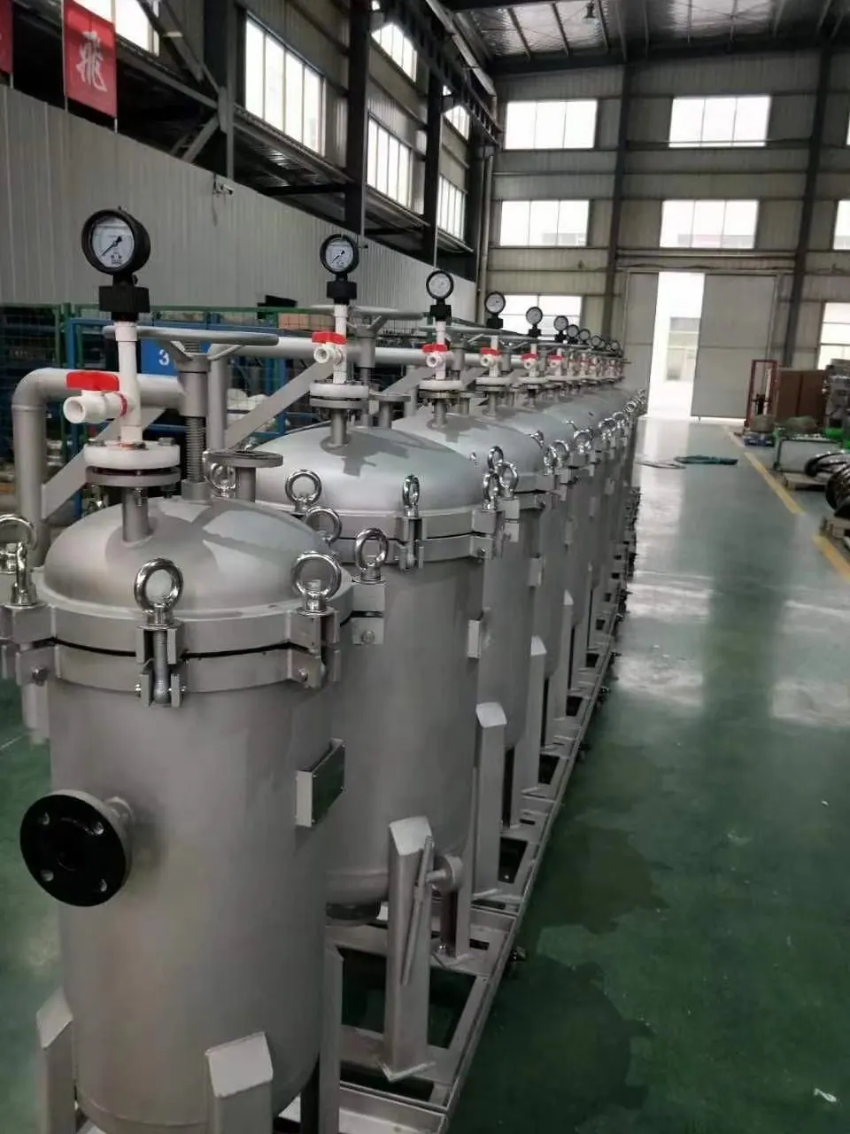 Multi-bag filter housings on the production floor