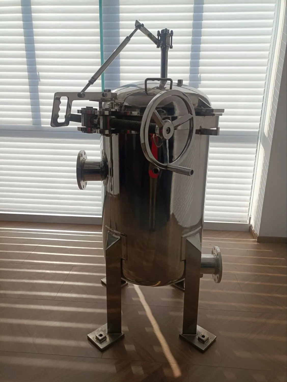 Single bag filter housing with quick-opening cover