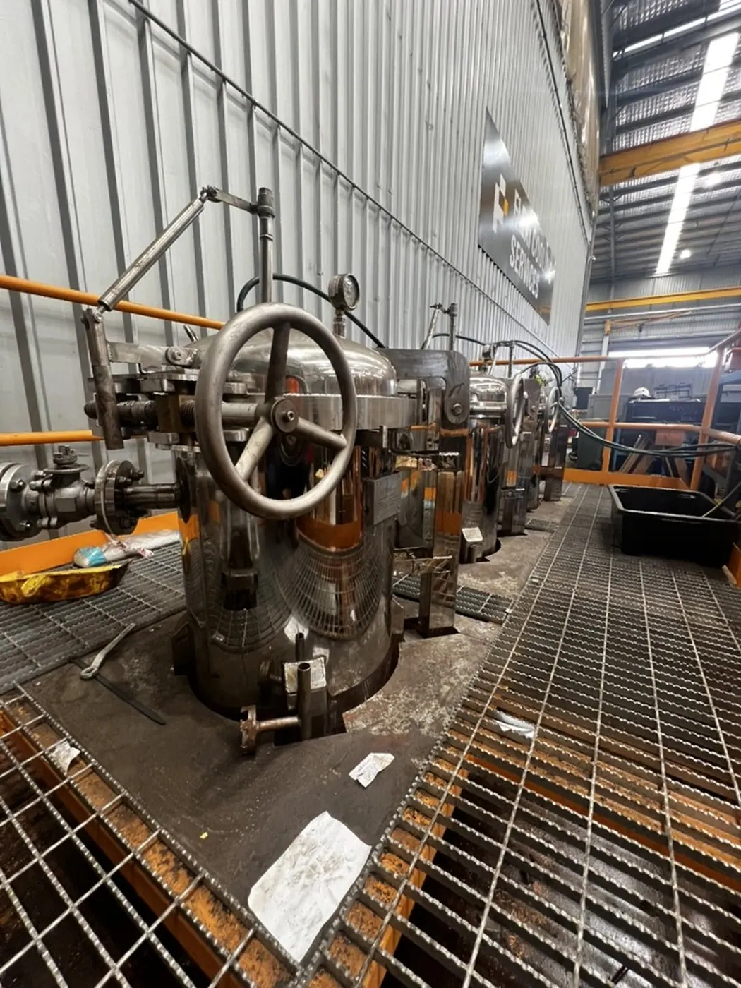 Filter housing with handwheel closure and pressure gauge
