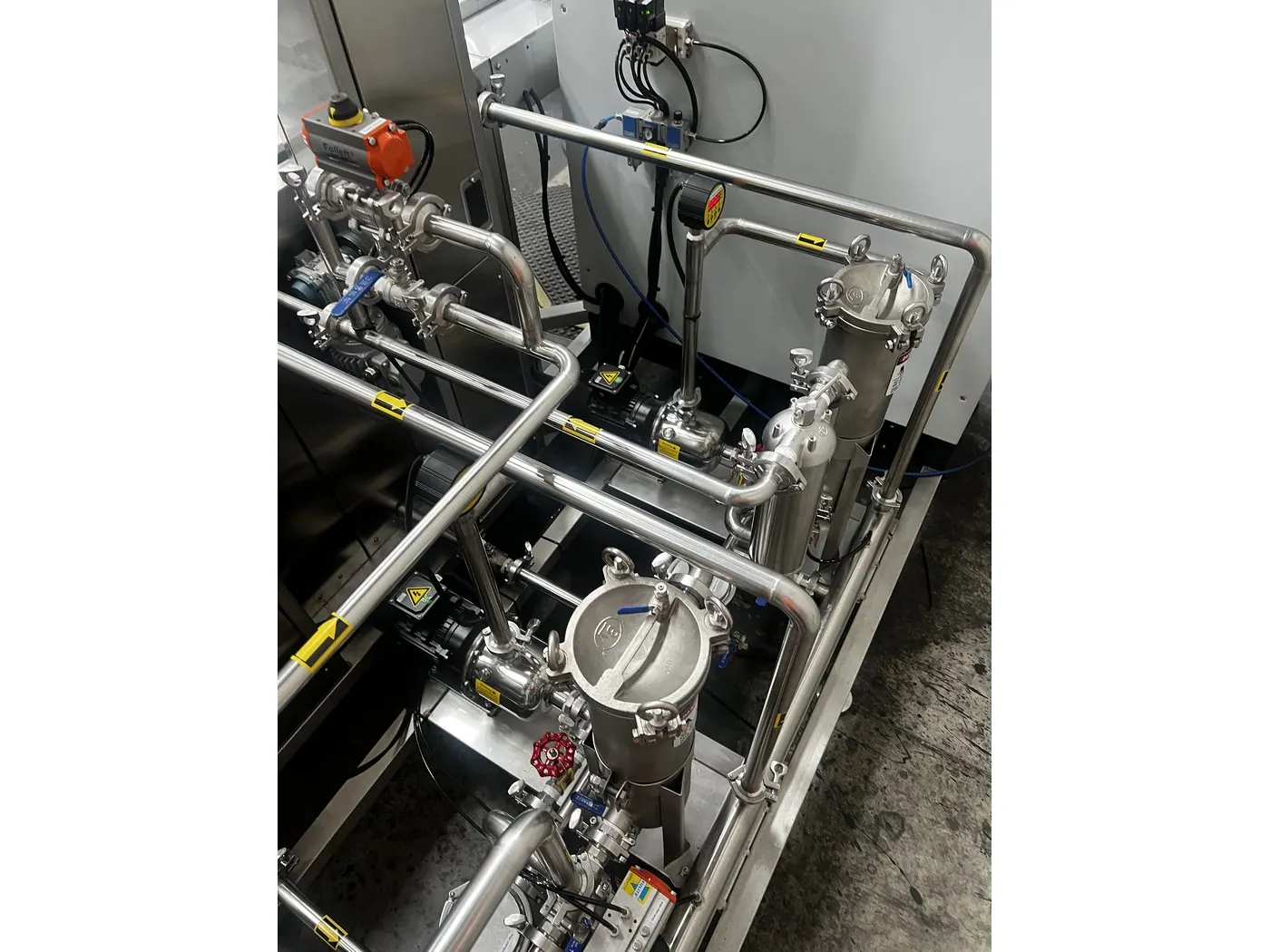 Filtration manifold on a Misonics Sono L-130 &mdash; filter housing, pump and valves